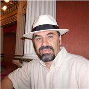Docente di Musica impartisce lezioni di canto, pianoforte, chitarra, composizione, armonia. Ear training, approcci e metodi efficaci allo studio